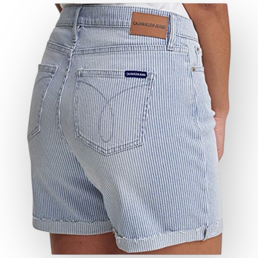 NWT Calvin Klein Roll Cuff Denim Shorts – Size 6 – Railroad Stripe - 0970